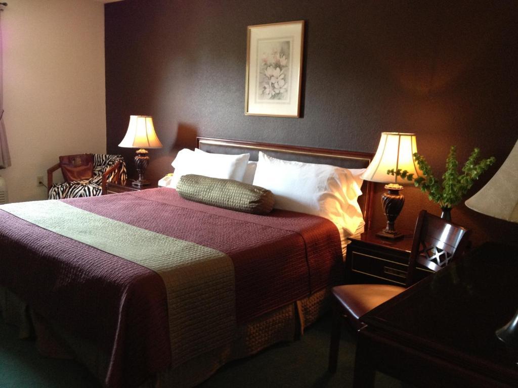 Bicentennial Inn Buckhannon Room photo